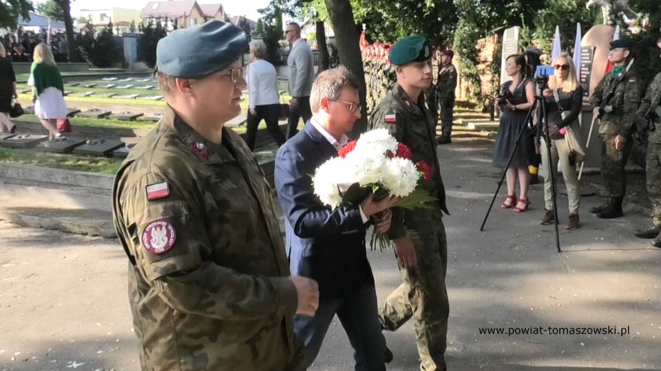Na zdjęciu: zdjęcie z uroczystości na Cmentarzu Wojennym w Tomaszowie Mazowieckim, 1 sierpnia 2021 roku w 77. rocznicę wybuchu powstania warszawskiego