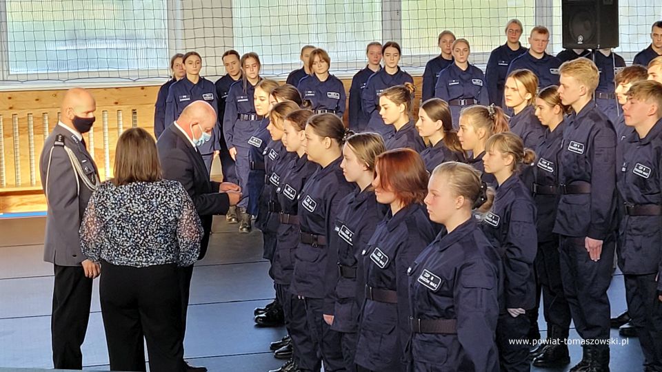 Na zdjęciu: zdjęcie z uroczystości Święto Patrona Zespołu Szkół Ponadpodstawowych nr 8 w Tomaszowie Mazowieckim, pułkownika Stanisława Hojnowskiego i ślubowania uczniów klas pierwszych, które odbyło się  we wtorek, 26 października 2021 roku