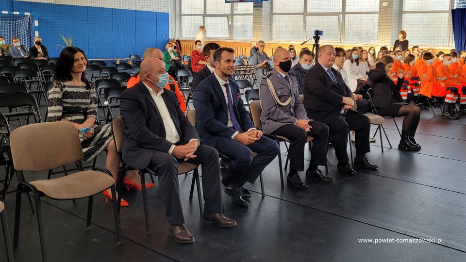 Na zdjęciu: zdjęcie z uroczystości Święto Patrona Zespołu Szkół Ponadpodstawowych nr 8 w Tomaszowie Mazowieckim, pułkownika Stanisława Hojnowskiego i ślubowania uczniów klas pierwszych, które odbyło się  we wtorek, 26 października 2021 roku