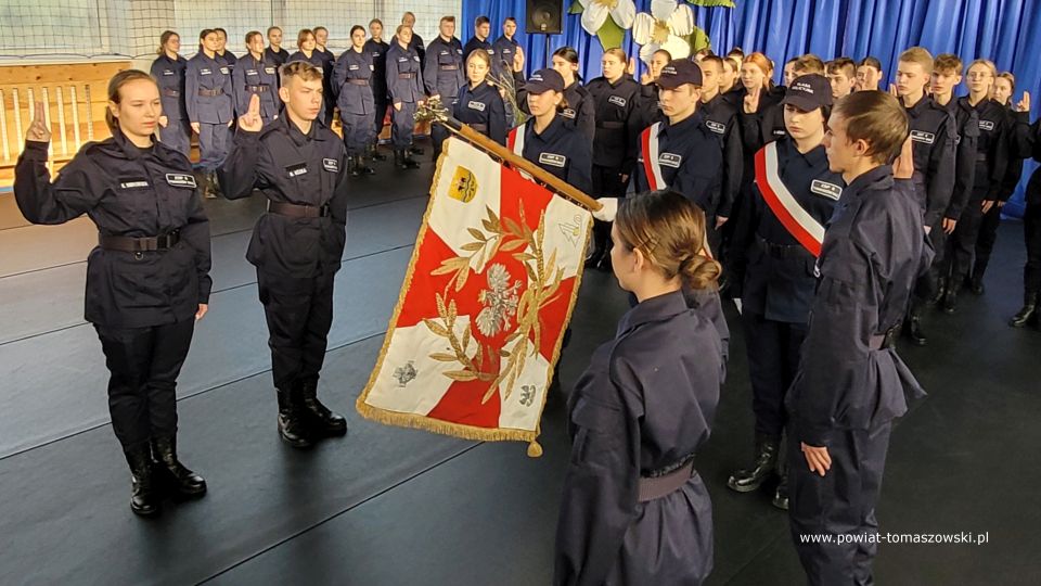 Na zdjęciu: zdjęcie z uroczystości Święto Patrona Zespołu Szkół Ponadpodstawowych nr 8 w Tomaszowie Mazowieckim, pułkownika Stanisława Hojnowskiego i ślubowania uczniów klas pierwszych, które odbyło się  we wtorek, 26 października 2021 roku