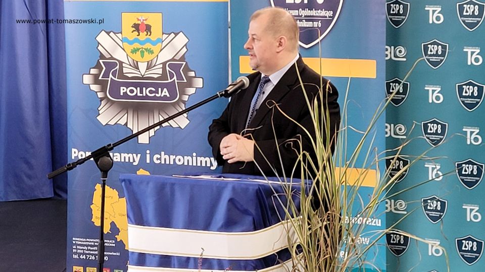 Na zdjęciu: zdjęcie z uroczystości Święto Patrona Zespołu Szkół Ponadpodstawowych nr 8 w Tomaszowie Mazowieckim, pułkownika Stanisława Hojnowskiego i ślubowania uczniów klas pierwszych, które odbyło się  we wtorek, 26 października 2021 roku