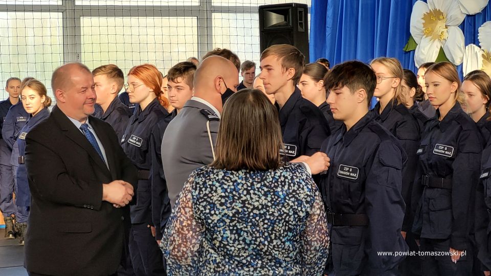 Na zdjęciu: zdjęcie z uroczystości Święto Patrona Zespołu Szkół Ponadpodstawowych nr 8 w Tomaszowie Mazowieckim, pułkownika Stanisława Hojnowskiego i ślubowania uczniów klas pierwszych, które odbyło się  we wtorek, 26 października 2021 roku