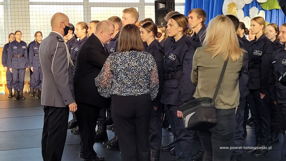 Na zdjęciu: zdjęcie z uroczystości Święto Patrona Zespołu Szkół Ponadpodstawowych nr 8 w Tomaszowie Mazowieckim, pułkownika Stanisława Hojnowskiego i ślubowania uczniów klas pierwszych, które odbyło się  we wtorek, 26 października 2021 roku