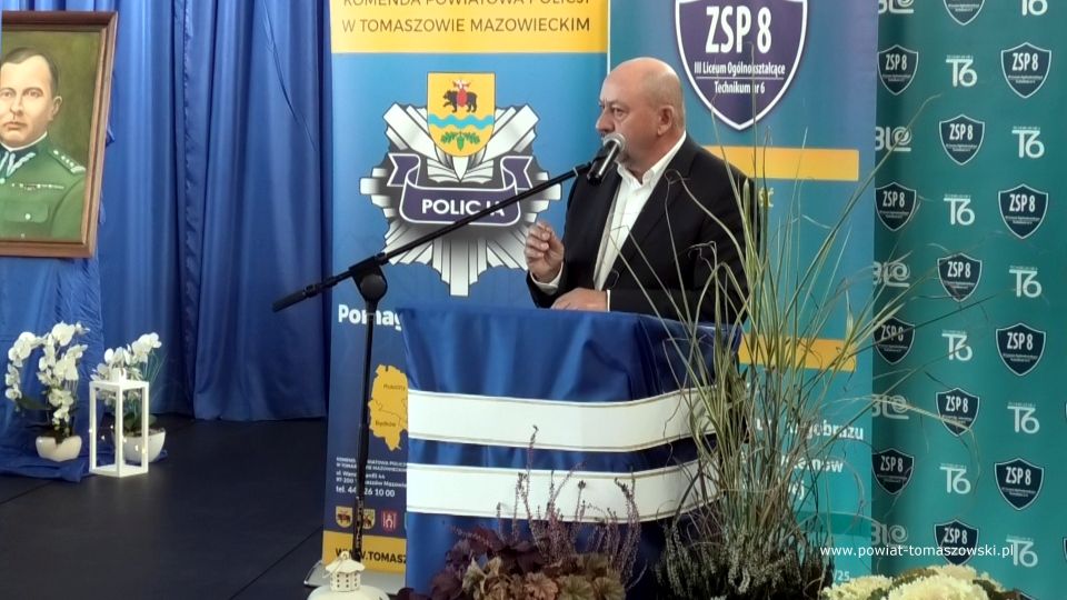Na zdjęciu: zdjęcie z uroczystości Święto Patrona Zespołu Szkół Ponadpodstawowych nr 8 w Tomaszowie Mazowieckim, pułkownika Stanisława Hojnowskiego i ślubowania uczniów klas pierwszych, które odbyło się  we wtorek, 26 października 2021 roku