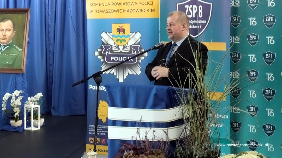 Na zdjęciu: zdjęcie z uroczystości Święto Patrona Zespołu Szkół Ponadpodstawowych nr 8 w Tomaszowie Mazowieckim, pułkownika Stanisława Hojnowskiego i ślubowania uczniów klas pierwszych, które odbyło się  we wtorek, 26 października 2021 roku