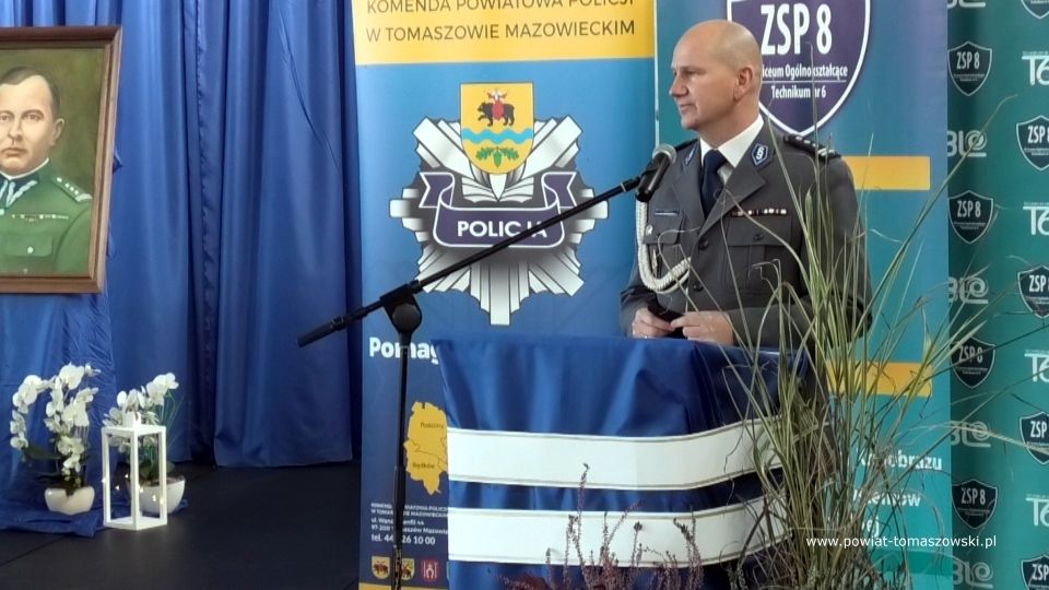 Na zdjęciu: zdjęcie z uroczystości Święto Patrona Zespołu Szkół Ponadpodstawowych nr 8 w Tomaszowie Mazowieckim, pułkownika Stanisława Hojnowskiego i ślubowania uczniów klas pierwszych, które odbyło się  we wtorek, 26 października 2021 roku