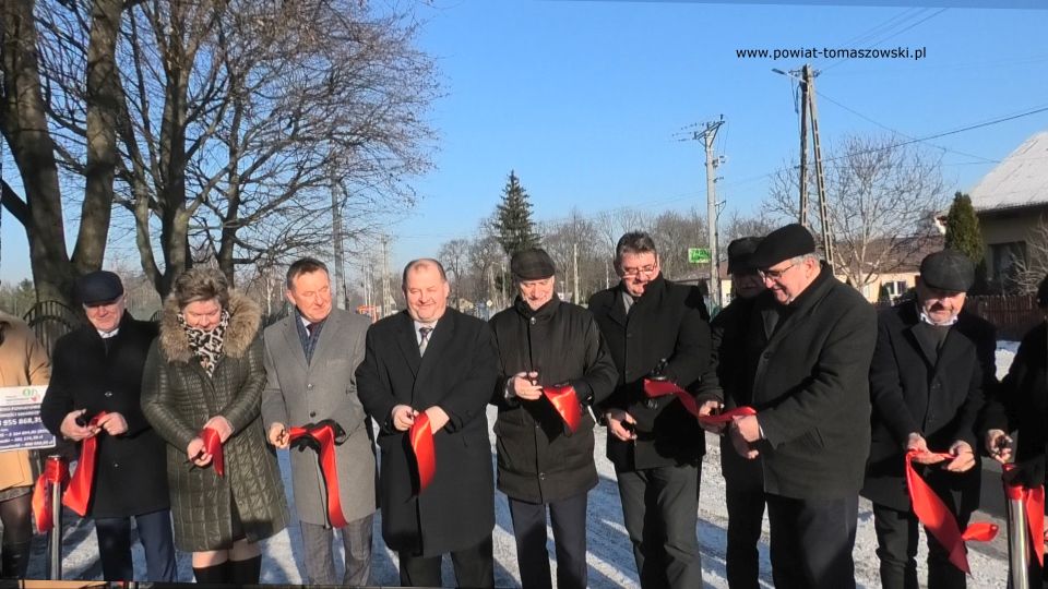 Na zdjęciu: uczestnicy uroczystego oddania do użytku wyremontowanej drogi powiatowej w miejscowości Smardzewice, które odbyło się w poniedziałek, 27 grudnia 2021 roku