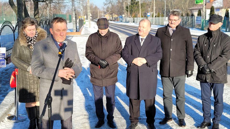 Na zdjęciu: uczestnicy uroczystego oddania do użytku wyremontowanej drogi powiatowej w miejscowości Smardzewice, które odbyło się w poniedziałek, 27 grudnia 2021 roku