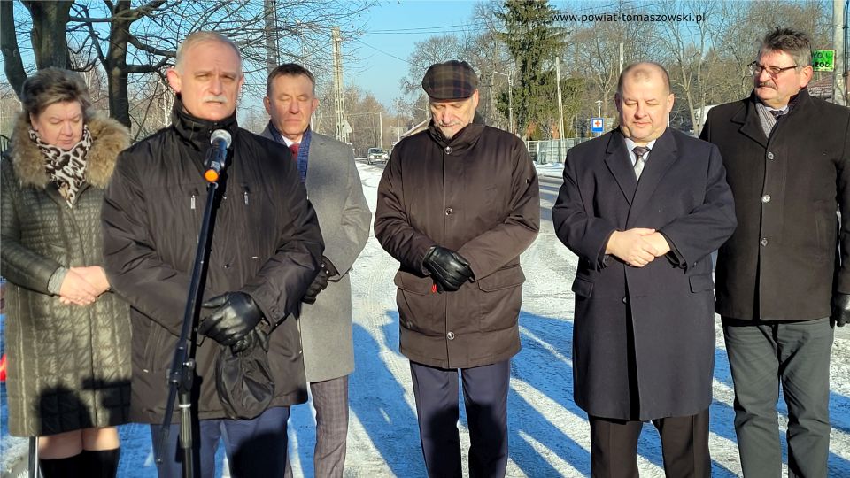 Na zdjęciu: uczestnicy uroczystego oddania do użytku wyremontowanej drogi powiatowej w miejscowości Smardzewice, które odbyło się w poniedziałek, 27 grudnia 2021 roku