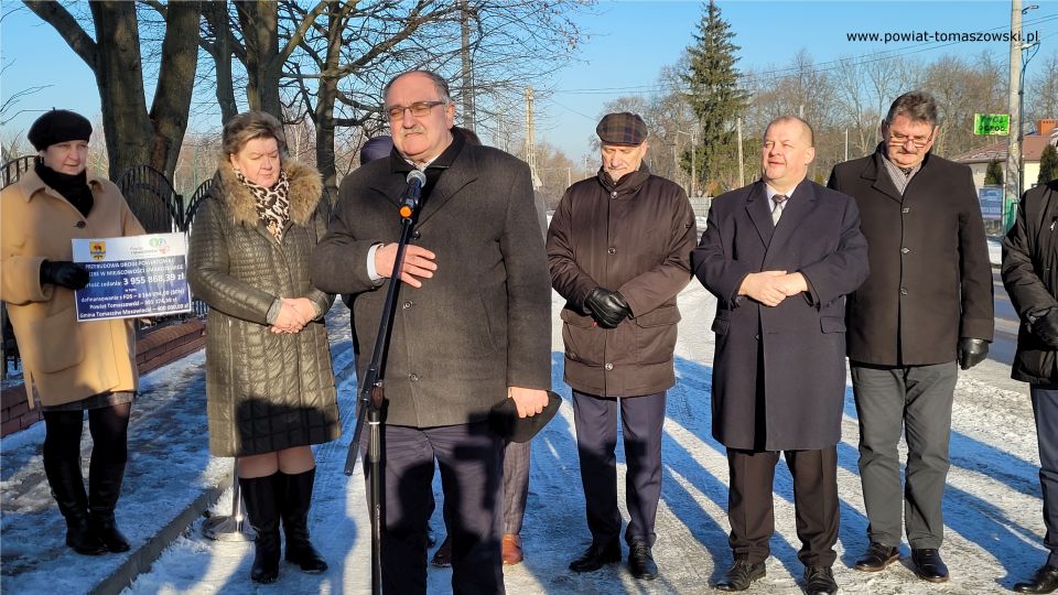 Na zdjęciu: uczestnicy uroczystego oddania do użytku wyremontowanej drogi powiatowej w miejscowości Smardzewice, które odbyło się w poniedziałek, 27 grudnia 2021 roku