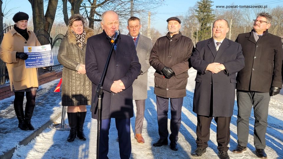 Na zdjęciu: uczestnicy uroczystego oddania do użytku wyremontowanej drogi powiatowej w miejscowości Smardzewice, które odbyło się w poniedziałek, 27 grudnia 2021 roku