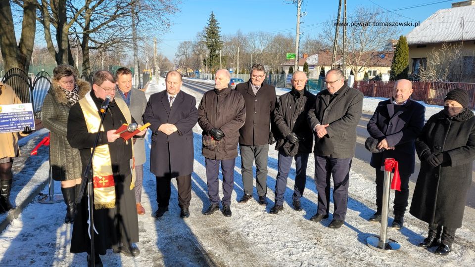 Na zdjęciu: uczestnicy uroczystego oddania do użytku wyremontowanej drogi powiatowej w miejscowości Smardzewice, które odbyło się w poniedziałek, 27 grudnia 2021 roku