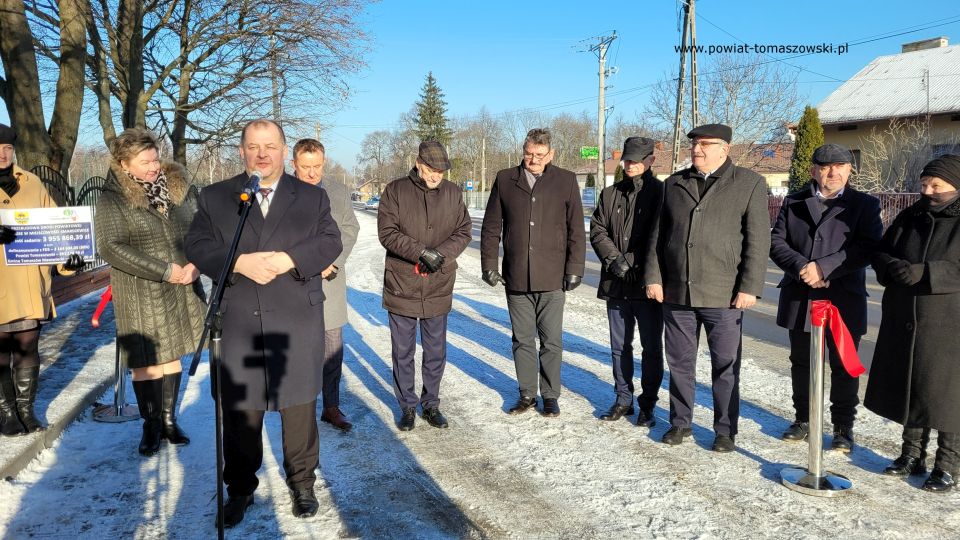 Na zdjęciu: uczestnicy uroczystego oddania do użytku wyremontowanej drogi powiatowej w miejscowości Smardzewice, które odbyło się w poniedziałek, 27 grudnia 2021 roku
