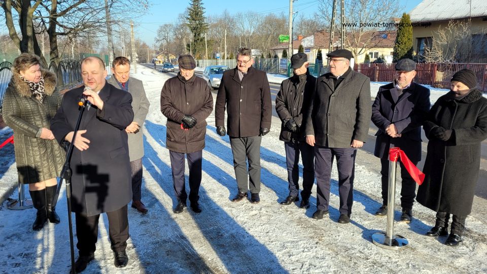 Na zdjęciu: uczestnicy uroczystego oddania do użytku wyremontowanej drogi powiatowej w miejscowości Smardzewice, które odbyło się w poniedziałek, 27 grudnia 2021 roku
