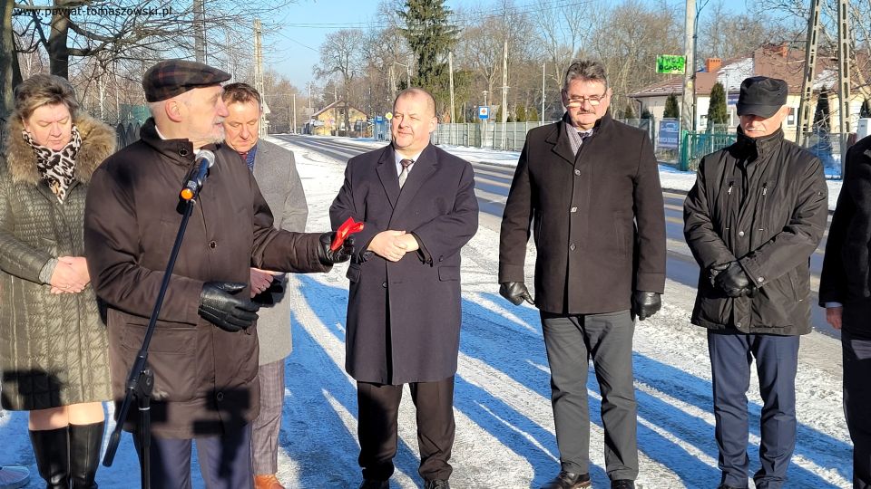 Na zdjęciu: uczestnicy uroczystego oddania do użytku wyremontowanej drogi powiatowej w miejscowości Smardzewice, które odbyło się w poniedziałek, 27 grudnia 2021 roku