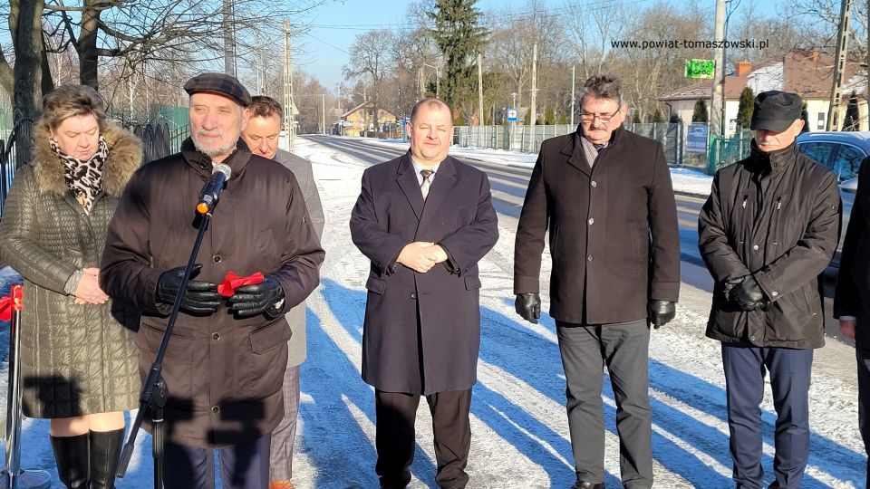 Na zdjęciu: uczestnicy uroczystego oddania do użytku wyremontowanej drogi powiatowej w miejscowości Smardzewice, które odbyło się w poniedziałek, 27 grudnia 2021 roku