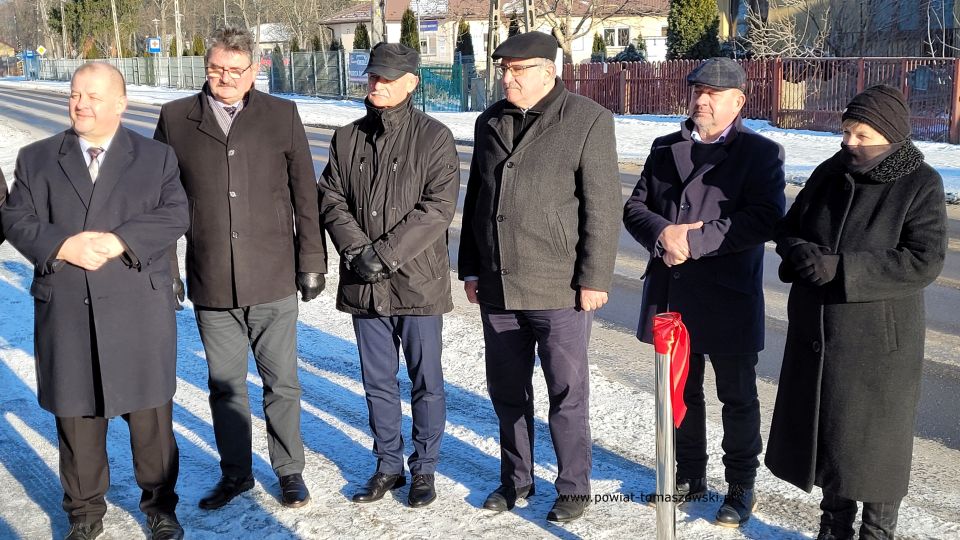 Na zdjęciu: uczestnicy uroczystego oddania do użytku wyremontowanej drogi powiatowej w miejscowości Smardzewice, które odbyło się w poniedziałek, 27 grudnia 2021 roku