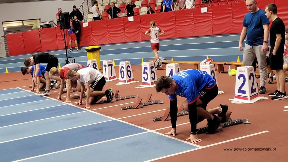 Zdjęcie z II Olimpiady Dzieci i Młodzieży Powiatu Tomaszowskiego w Lekkiej Atletyce, która odbyła się we wtorek, 30 listopada 2021 roku w Centralnym Ośrodku Sportu w Spale 