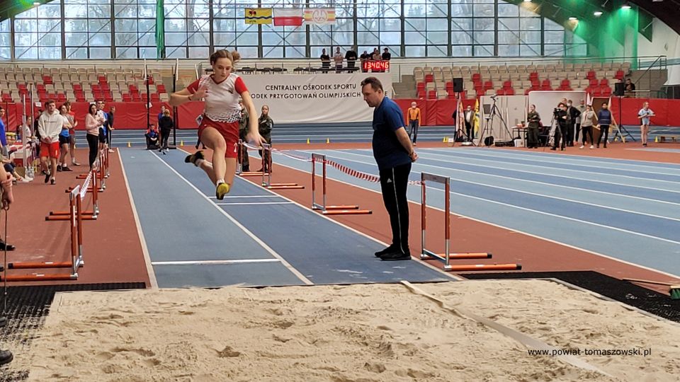 Zdjęcie z II Olimpiady Dzieci i Młodzieży Powiatu Tomaszowskiego w Lekkiej Atletyce, która odbyła się we wtorek, 30 listopada 2021 roku w Centralnym Ośrodku Sportu w Spale 
