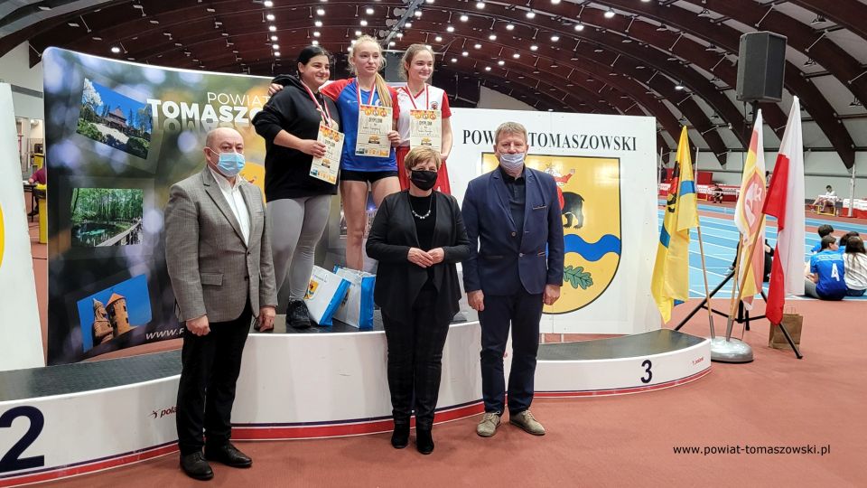 Zdjęcie z II Olimpiady Dzieci i Młodzieży Powiatu Tomaszowskiego w Lekkiej Atletyce, która odbyła się we wtorek, 30 listopada 2021 roku w Centralnym Ośrodku Sportu w Spale 