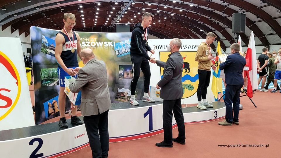 Zdjęcie z II Olimpiady Dzieci i Młodzieży Powiatu Tomaszowskiego w Lekkiej Atletyce, która odbyła się we wtorek, 30 listopada 2021 roku w Centralnym Ośrodku Sportu w Spale 