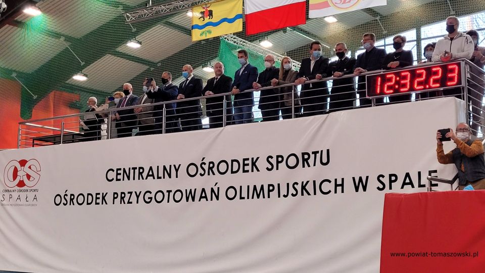 Zdjęcie z II Olimpiady Dzieci i Młodzieży Powiatu Tomaszowskiego w Lekkiej Atletyce, która odbyła się we wtorek, 30 listopada 2021 roku w Centralnym Ośrodku Sportu w Spale 