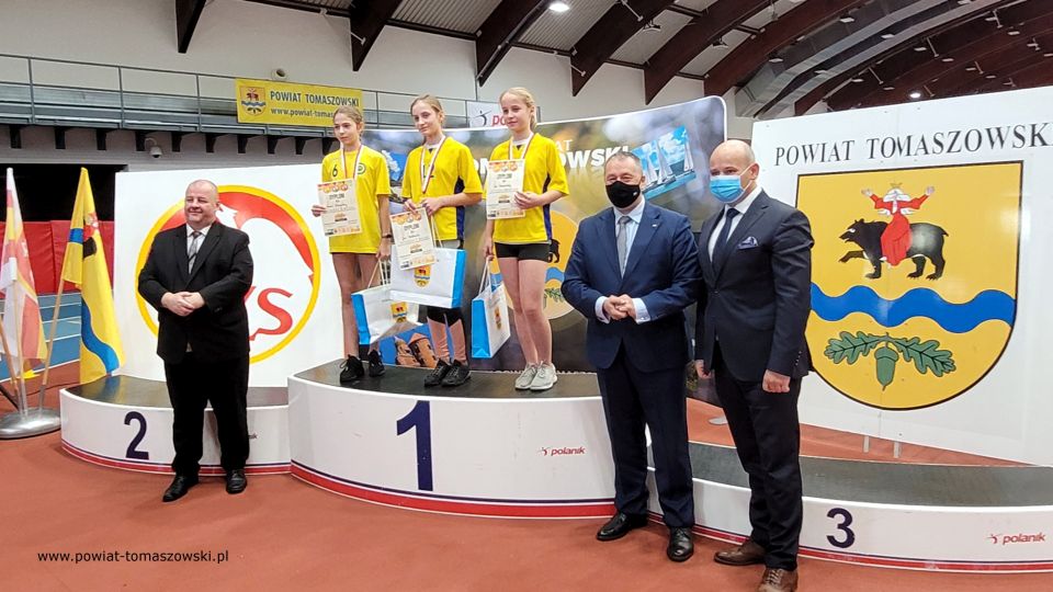 Zdjęcie z II Olimpiady Dzieci i Młodzieży Powiatu Tomaszowskiego w Lekkiej Atletyce, która odbyła się we wtorek, 30 listopada 2021 roku w Centralnym Ośrodku Sportu w Spale 