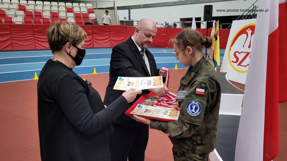 Zdjęcie z II Olimpiady Dzieci i Młodzieży Powiatu Tomaszowskiego w Lekkiej Atletyce, która odbyła się we wtorek, 30 listopada 2021 roku w Centralnym Ośrodku Sportu w Spale 