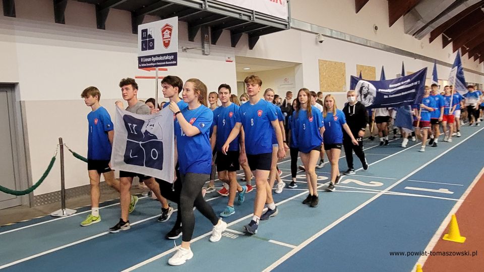 Zdjęcie z II Olimpiady Dzieci i Młodzieży Powiatu Tomaszowskiego w Lekkiej Atletyce, która odbyła się we wtorek, 30 listopada 2021 roku w Centralnym Ośrodku Sportu w Spale 
