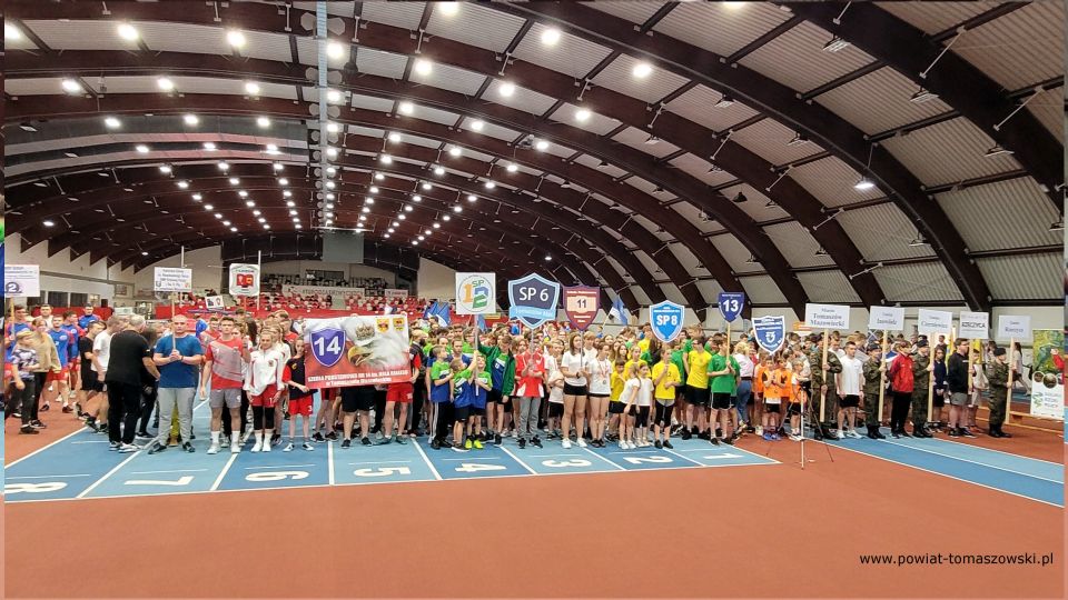 Zdjęcie z II Olimpiady Dzieci i Młodzieży Powiatu Tomaszowskiego w Lekkiej Atletyce, która odbyła się we wtorek, 30 listopada 2021 roku w Centralnym Ośrodku Sportu w Spale 