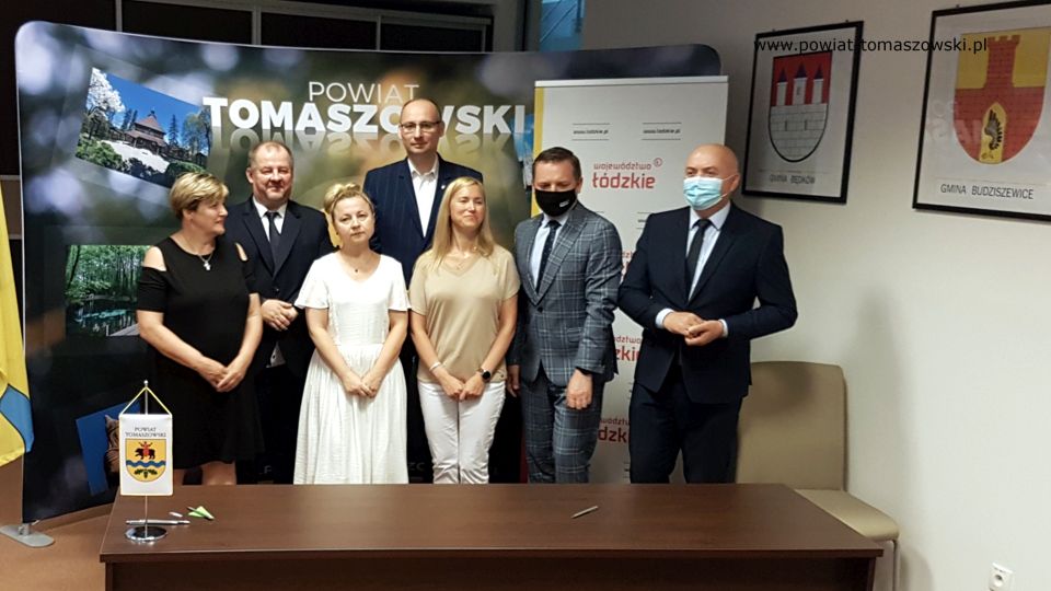 Na zdjęciu: od lewej: Elżbieta Łojszczyk – członek Zarządu Powiatu Tomaszowskiego, Mariusz Węgrzynowski – Starosta Powiatu Tomaszowskiego, Ewa Wendrowska – radna Sejmiku Województwa Łódzkiego, Piotr Majchrowski – Wójt Gminy Lubochnia, Iwona Łuszcz-Krawczyk – Wicewójt gminy Rzeczyca, Zbigniew Ziemba – Wicemarszałek Województwa Łódzkiego, Janusz Ciesielski – radny Sejmiku Województwa Łódzkiego, podczas podpisania umów pomiędzy Urzędem Marszałkowskim w Łodzi, a Powiatem Tomaszowskim, Gminą Rzeczyca i Gminą Lubochnia, na dotacje z przeznaczeniem na remont i budowę obiektów sportowych i turystycznych, które odbyło się 12 lipca 2021 roku w sali konferencyjnym w Starostwie Powiatowym w Tomaszowie Mazowieckim Na zdjęciu: od lewej: Elżbieta Łojszczyk – członek Zarządu Powiatu Tomaszowskiego, Mariusz Węgrzynowski – Starosta Powiatu Tomaszowskiego, Ewa Wendrowska – radna Sejmiku Województwa Łódzkiego, Piotr Majchrowski – Wójt Gminy Lubochnia, Iwona Łuszcz-Krawczyk – Wicewójt gminy Rzeczyca, Zbigniew Ziemba – Wicemarszałek Województwa Łódzkiego, Janusz Ciesielski – radny Sejmiku Województwa Łódzkiego, podczas podpisania umów pomiędzy Urzędem Marszałkowskim w Łodzi, a Powiatem Tomaszowskim, Gminą Rzeczyca i Gminą Lubochnia, na dotacje z przeznaczeniem na remont i budowę obiektów sportowych i turystycznych, które odbyło się 12 lipca 2021 roku w sali konferencyjnym w Starostwie Powiatowym w Tomaszowie Mazowieckim