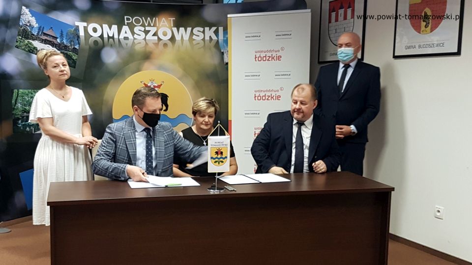 Na zdjęciu: od lewej: Ewa Wendrowska – radna Sejmiku Województwa Łódzkiego, Zbigniew Ziemba – Wicemarszałek Województwa Łódzkiego, Elżbieta Łojszczyk – członek Zarządu Powiatu Tomaszowskiego, Mariusz Węgrzynowski – Starosta Powiatu Tomaszowskiego, Janusz Ciesielski – radny Sejmiku Województwa Łódzkiego, podczas podpisania umów pomiędzy Urzędem Marszałkowskim w Łodzi, a Powiatem Tomaszowskim, Gminą Rzeczyca i Gminą Lubochnia, na dotacje z przeznaczeniem na remont i budowę obiektów sportowych i turystycznych, które odbyło się 12 lipca 2021 roku w sali konferencyjnym w Starostwie Powiatowym w Tomaszowie Mazowieckim Na zdjęciu: od lewej: Ewa Wendrowska – radna Sejmiku Województwa Łódzkiego, Zbigniew Ziemba – Wicemarszałek Województwa Łódzkiego, Elżbieta Łojszczyk – członek Zarządu Powiatu Tomaszowskiego, Mariusz Węgrzynowski – Starosta Powiatu Tomaszowskiego, Janusz Ciesielski – radny Sejmiku Województwa Łódzkiego, podczas podpisania umów pomiędzy Urzędem Marszałkowskim w Łodzi, a Powiatem Tomaszowskim, Gminą Rzeczyca i Gminą Lubochnia, na dotacje z przeznaczeniem na remont i budowę obiektów sportowych i turystycznych, które odbyło się 12 lipca 2021 roku w sali konferencyjnym w Starostwie Powiatowym w Tomaszowie Mazowieckim
