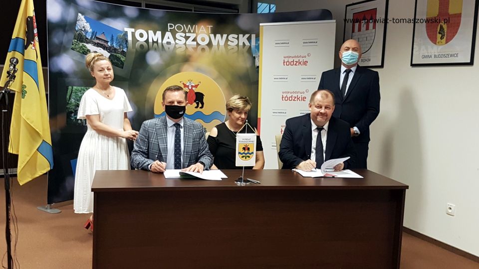 Na zdjęciu: od lewej: Ewa Wendrowska – radna Sejmiku Województwa Łódzkiego, Zbigniew Ziemba – Wicemarszałek Województwa Łódzkiego, Elżbieta Łojszczyk – członek Zarządu Powiatu Tomaszowskiego, Mariusz Węgrzynowski – Starosta Powiatu Tomaszowskiego, Janusz Ciesielski – radny Sejmiku Województwa Łódzkiego, podczas podpisania umów pomiędzy Urzędem Marszałkowskim w Łodzi, a Powiatem Tomaszowskim, Gminą Rzeczyca i Gminą Lubochnia, na dotacje z przeznaczeniem na remont i budowę obiektów sportowych i turystycznych, które odbyło się 12 lipca 2021 roku w sali konferencyjnym w Starostwie Powiatowym w Tomaszowie Mazowieckim Na zdjęciu: od lewej: Ewa Wendrowska – radna Sejmiku Województwa Łódzkiego, Zbigniew Ziemba – Wicemarszałek Województwa Łódzkiego, Elżbieta Łojszczyk – członek Zarządu Powiatu Tomaszowskiego, Mariusz Węgrzynowski – Starosta Powiatu Tomaszowskiego, Janusz Ciesielski – radny Sejmiku Województwa Łódzkiego, podczas podpisania umów pomiędzy Urzędem Marszałkowskim w Łodzi, a Powiatem Tomaszowskim, Gminą Rzeczyca i Gminą Lubochnia, na dotacje z przeznaczeniem na remont i budowę obiektów sportowych i turystycznych, które odbyło się 12 lipca 2021 roku w sali konferencyjnym w Starostwie Powiatowym w Tomaszowie Mazowieckim