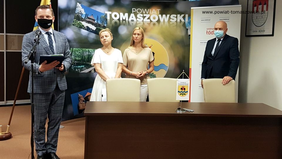 Na zdjęciu: od lewej: Zbigniew Ziemba – Wicemarszałek Województwa Łódzkiego, Ewa Wendrowska – radna Sejmiku Województwa Łódzkiego, Iwona Łuszcz-Krawczyk – Wicewójt gminy Rzeczyca, Janusz Ciesielski – radny Sejmiku Województwa Łódzkiego, podczas podpisania umów pomiędzy Urzędem Marszałkowskim w Łodzi, a Powiatem Tomaszowskim, Gminą Rzeczyca i Gminą Lubochnia, na dotacje z przeznaczeniem na remont i budowę obiektów sportowych i turystycznych, które odbyło się 12 lipca 2021 roku w sali konferencyjnym w Starostwie Powiatowym w Tomaszowie Mazowieckim Na zdjęciu: od lewej: Zbigniew Ziemba – Wicemarszałek Województwa Łódzkiego, Ewa Wendrowska – radna Sejmiku Województwa Łódzkiego, Iwona Łuszcz-Krawczyk – Wicewójt gminy Rzeczyca, Janusz Ciesielski – radny Sejmiku Województwa Łódzkiego, podczas podpisania umów pomiędzy Urzędem Marszałkowskim w Łodzi, a Powiatem Tomaszowskim, Gminą Rzeczyca i Gminą Lubochnia, na dotacje z przeznaczeniem na remont i budowę obiektów sportowych i turystycznych, które odbyło się 12 lipca 2021 roku w sali konferencyjnym w Starostwie Powiatowym w Tomaszowie Mazowieckim