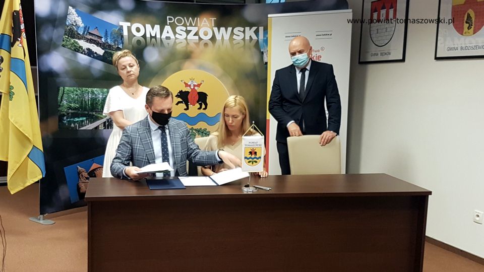 Na zdjęciu: od lewej: Ewa Wendrowska – radna Sejmiku Województwa Łódzkiego, Zbigniew Ziemba – Wicemarszałek Województwa Łódzkiego, Iwona Łuszcz-Krawczyk – Wicewójt gminy Rzeczyca, Janusz Ciesielski – radny Sejmiku Województwa Łódzkiego, podczas podpisania umów pomiędzy Urzędem Marszałkowskim w Łodzi, a Powiatem Tomaszowskim, Gminą Rzeczyca i Gminą Lubochnia, na dotacje z przeznaczeniem na remont i budowę obiektów sportowych i turystycznych, które odbyło się 12 lipca 2021 roku w sali konferencyjnym w Starostwie Powiatowym w Tomaszowie Mazowieckim Na zdjęciu: od lewej: Ewa Wendrowska – radna Sejmiku Województwa Łódzkiego, Zbigniew Ziemba – Wicemarszałek Województwa Łódzkiego, Iwona Łuszcz-Krawczyk – Wicewójt gminy Rzeczyca, Janusz Ciesielski – radny Sejmiku Województwa Łódzkiego, podczas podpisania umów pomiędzy Urzędem Marszałkowskim w Łodzi, a Powiatem Tomaszowskim, Gminą Rzeczyca i Gminą Lubochnia, na dotacje z przeznaczeniem na remont i budowę obiektów sportowych i turystycznych, które odbyło się 12 lipca 2021 roku w sali konferencyjnym w Starostwie Powiatowym w Tomaszowie Mazowieckim