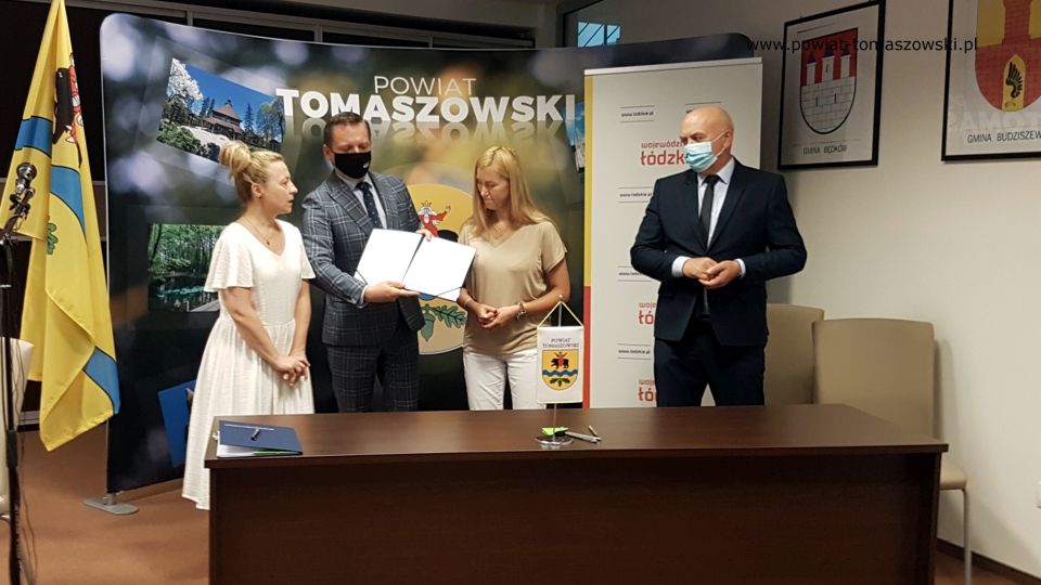 Na zdjęciu: od lewej: Ewa Wendrowska – radna Sejmiku Województwa Łódzkiego, Zbigniew Ziemba – Wicemarszałek Województwa Łódzkiego, Iwona Łuszcz-Krawczyk – Wicewójt gminy Rzeczyca, Janusz Ciesielski – radny Sejmiku Województwa Łódzkiego, podczas podpisania umów pomiędzy Urzędem Marszałkowskim w Łodzi, a Powiatem Tomaszowskim, Gminą Rzeczyca i Gminą Lubochnia, na dotacje z przeznaczeniem na remont i budowę obiektów sportowych i turystycznych, które odbyło się 12 lipca 2021 roku w sali konferencyjnym w Starostwie Powiatowym w Tomaszowie Mazowieckim Na zdjęciu: od lewej: Ewa Wendrowska – radna Sejmiku Województwa Łódzkiego, Zbigniew Ziemba – Wicemarszałek Województwa Łódzkiego, Iwona Łuszcz-Krawczyk – Wicewójt gminy Rzeczyca, Janusz Ciesielski – radny Sejmiku Województwa Łódzkiego, podczas podpisania umów pomiędzy Urzędem Marszałkowskim w Łodzi, a Powiatem Tomaszowskim, Gminą Rzeczyca i Gminą Lubochnia, na dotacje z przeznaczeniem na remont i budowę obiektów sportowych i turystycznych, które odbyło się 12 lipca 2021 roku w sali konferencyjnym w Starostwie Powiatowym w Tomaszowie Mazowieckim