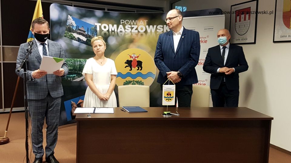 Na zdjęciu: od lewej: Zbigniew Ziemba – Wicemarszałek Województwa Łódzkiego, Ewa Wendrowska – radna Sejmiku Województwa Łódzkiego, Piotr Majchrowski – Wójt Gminy Lubochnia, Janusz Ciesielski – radny Sejmiku Województwa Łódzkiego, podczas podpisania umów pomiędzy Urzędem Marszałkowskim w Łodzi, a Powiatem Tomaszowskim, Gminą Rzeczyca i Gminą Lubochnia, na dotacje z przeznaczeniem na remont i budowę obiektów sportowych i turystycznych, które odbyło się 12 lipca 2021 roku w sali konferencyjnym w Starostwie Powiatowym w Tomaszowie Mazowieckim Na zdjęciu: od lewej: Zbigniew Ziemba – Wicemarszałek Województwa Łódzkiego, Ewa Wendrowska – radna Sejmiku Województwa Łódzkiego, Piotr Majchrowski – Wójt Gminy Lubochnia, Janusz Ciesielski – radny Sejmiku Województwa Łódzkiego, podczas podpisania umów pomiędzy Urzędem Marszałkowskim w Łodzi, a Powiatem Tomaszowskim, Gminą Rzeczyca i Gminą Lubochnia, na dotacje z przeznaczeniem na remont i budowę obiektów sportowych i turystycznych, które odbyło się 12 lipca 2021 roku w sali konferencyjnym w Starostwie Powiatowym w Tomaszowie Mazowieckim