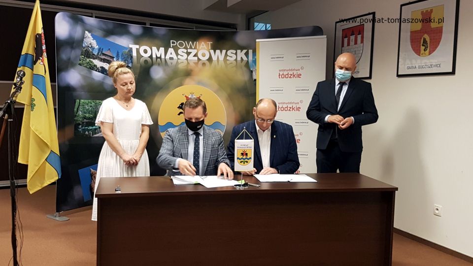 Na zdjęciu: od lewej: Ewa Wendrowska – radna Sejmiku Województwa Łódzkiego, Zbigniew Ziemba – Wicemarszałek Województwa Łódzkiego, Piotr Majchrowski – Wójt Gminy Lubochnia, Janusz Ciesielski – radny Sejmiku Województwa Łódzkiego, podczas podpisania umów pomiędzy Urzędem Marszałkowskim w Łodzi, a Powiatem Tomaszowskim, Gminą Rzeczyca i Gminą Lubochnia, na dotacje z przeznaczeniem na remont i budowę obiektów sportowych i turystycznych, które odbyło się 12 lipca 2021 roku w sali konferencyjnym w Starostwie Powiatowym w Tomaszowie Mazowieckim Na zdjęciu: od lewej: Ewa Wendrowska – radna Sejmiku Województwa Łódzkiego, Zbigniew Ziemba – Wicemarszałek Województwa Łódzkiego, Piotr Majchrowski – Wójt Gminy Lubochnia, Janusz Ciesielski – radny Sejmiku Województwa Łódzkiego, podczas podpisania umów pomiędzy Urzędem Marszałkowskim w Łodzi, a Powiatem Tomaszowskim, Gminą Rzeczyca i Gminą Lubochnia, na dotacje z przeznaczeniem na remont i budowę obiektów sportowych i turystycznych, które odbyło się 12 lipca 2021 roku w sali konferencyjnym w Starostwie Powiatowym w Tomaszowie Mazowieckim