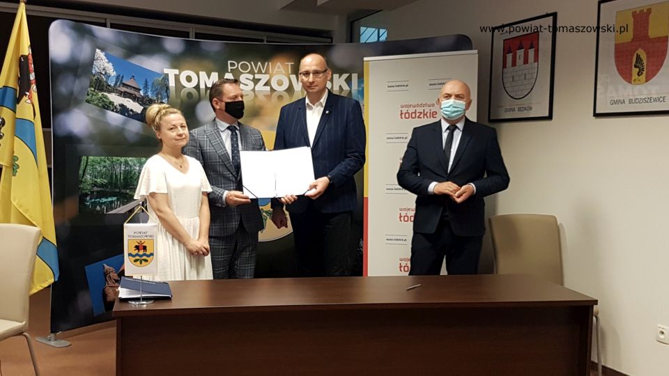Na zdjęciu: od lewej: Ewa Wendrowska – radna Sejmiku Województwa Łódzkiego, Zbigniew Ziemba – Wicemarszałek Województwa Łódzkiego, Piotr Majchrowski – Wójt Gminy Lubochnia, Janusz Ciesielski – radny Sejmiku Województwa Łódzkiego, podczas podpisania umów pomiędzy Urzędem Marszałkowskim w Łodzi, a Powiatem Tomaszowskim, Gminą Rzeczyca i Gminą Lubochnia, na dotacje z przeznaczeniem na remont i budowę obiektów sportowych i turystycznych, które odbyło się 12 lipca 2021 roku w sali konferencyjnym w Starostwie Powiatowym w Tomaszowie Mazowieckim Na zdjęciu: od lewej: Ewa Wendrowska – radna Sejmiku Województwa Łódzkiego, Zbigniew Ziemba – Wicemarszałek Województwa Łódzkiego, Piotr Majchrowski – Wójt Gminy Lubochnia, Janusz Ciesielski – radny Sejmiku Województwa Łódzkiego, podczas podpisania umów pomiędzy Urzędem Marszałkowskim w Łodzi, a Powiatem Tomaszowskim, Gminą Rzeczyca i Gminą Lubochnia, na dotacje z przeznaczeniem na remont i budowę obiektów sportowych i turystycznych, które odbyło się 12 lipca 2021 roku w sali konferencyjnym w Starostwie Powiatowym w Tomaszowie Mazowieckim
