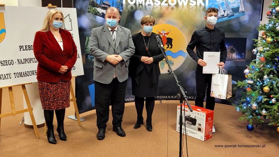 Zdjęcie z podsumowania 29. Plebiscyt na Najlepszego Sportowca Powiatu Tomaszowskiego, które odbyło się w piątek, 17 grudnia 2021 roku, w sali konferencyjnej Starostwa Powiatowego w Tomaszowie Mazowieckim