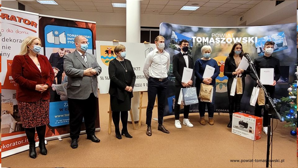 Zdjęcie z podsumowania 29. Plebiscyt na Najlepszego Sportowca Powiatu Tomaszowskiego, które odbyło się w piątek, 17 grudnia 2021 roku, w sali konferencyjnej Starostwa Powiatowego w Tomaszowie Mazowieckim