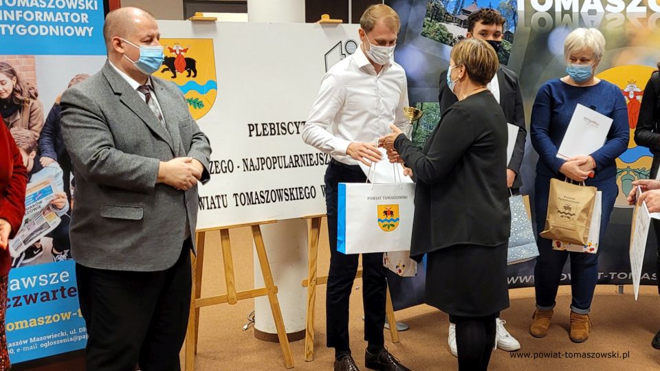 Zdjęcie z podsumowania 29. Plebiscyt na Najlepszego Sportowca Powiatu Tomaszowskiego, które odbyło się w piątek, 17 grudnia 2021 roku, w sali konferencyjnej Starostwa Powiatowego w Tomaszowie Mazowieckim