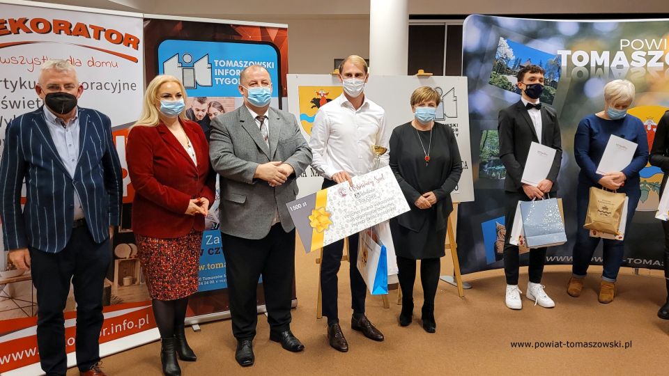 Zdjęcie z podsumowania 29. Plebiscyt na Najlepszego Sportowca Powiatu Tomaszowskiego, które odbyło się w piątek, 17 grudnia 2021 roku, w sali konferencyjnej Starostwa Powiatowego w Tomaszowie Mazowieckim