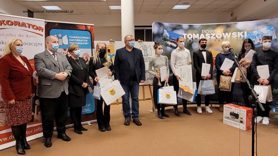 Zdjęcie z podsumowania 29. Plebiscyt na Najlepszego Sportowca Powiatu Tomaszowskiego, które odbyło się w piątek, 17 grudnia 2021 roku, w sali konferencyjnej Starostwa Powiatowego w Tomaszowie Mazowieckim