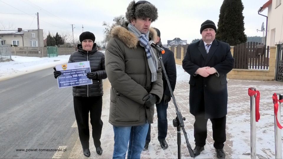 Na zdjęciu: uczestnicy uroczystego oddania do użytku wyremontowanej drogi powiatowej Ujazd – Stasiolas, które odbyło się we wtorek, 28 grudnia 2021 roku Na zdjęciu: uczestnicy uroczystego oddania do użytku wyremontowanej drogi powiatowej Ujazd – Stasiolas, które odbyło się we wtorek, 28 grudnia 2021 roku