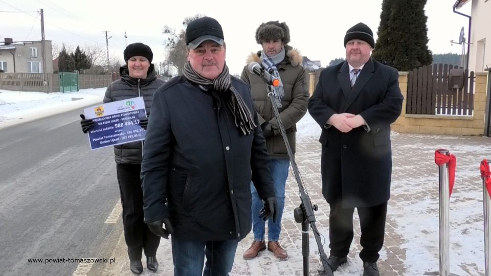 Na zdjęciu: uczestnicy uroczystego oddania do użytku wyremontowanej drogi powiatowej Ujazd – Stasiolas, które odbyło się we wtorek, 28 grudnia 2021 roku Na zdjęciu: uczestnicy uroczystego oddania do użytku wyremontowanej drogi powiatowej Ujazd – Stasiolas, które odbyło się we wtorek, 28 grudnia 2021 roku
