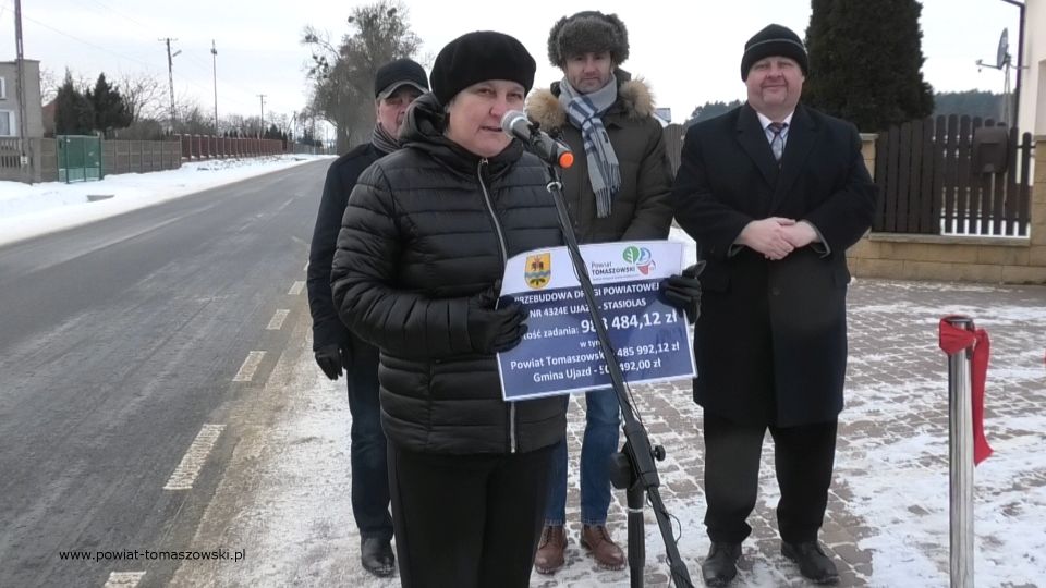 Na zdjęciu: uczestnicy uroczystego oddania do użytku wyremontowanej drogi powiatowej Ujazd – Stasiolas, które odbyło się we wtorek, 28 grudnia 2021 roku Na zdjęciu: uczestnicy uroczystego oddania do użytku wyremontowanej drogi powiatowej Ujazd – Stasiolas, które odbyło się we wtorek, 28 grudnia 2021 roku