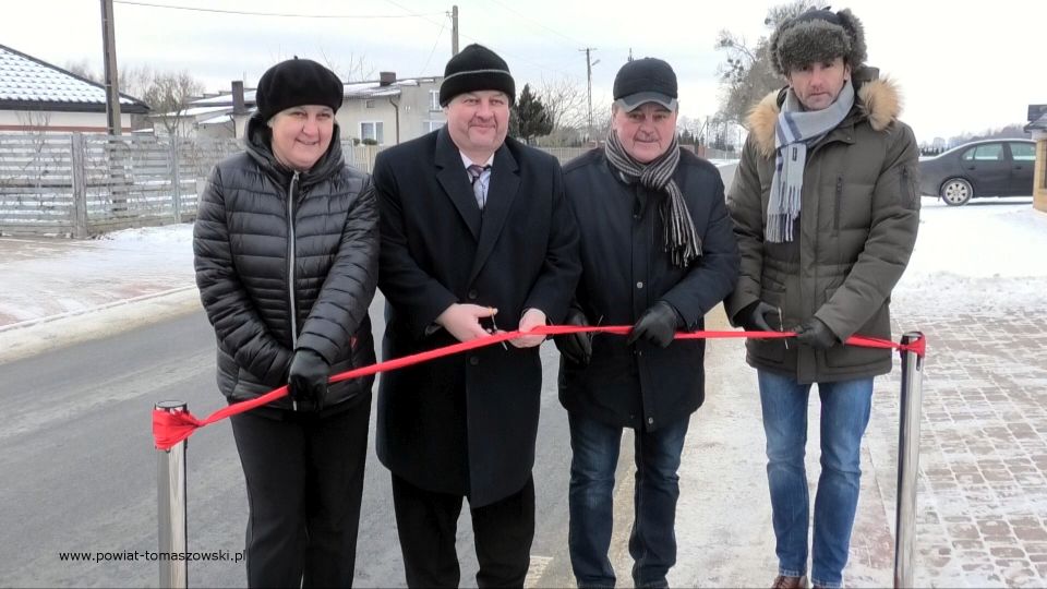 Na zdjęciu: uczestnicy uroczystego oddania do użytku wyremontowanej drogi powiatowej Ujazd – Stasiolas, które odbyło się we wtorek, 28 grudnia 2021 roku Na zdjęciu: uczestnicy uroczystego oddania do użytku wyremontowanej drogi powiatowej Ujazd – Stasiolas, które odbyło się we wtorek, 28 grudnia 2021 roku