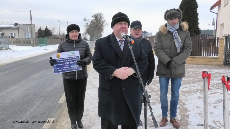 Na zdjęciu: uczestnicy uroczystego oddania do użytku wyremontowanej drogi powiatowej Ujazd – Stasiolas, które odbyło się we wtorek, 28 grudnia 2021 roku Na zdjęciu: uczestnicy uroczystego oddania do użytku wyremontowanej drogi powiatowej Ujazd – Stasiolas, które odbyło się we wtorek, 28 grudnia 2021 roku