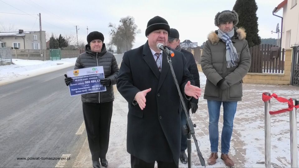 Na zdjęciu: uczestnicy uroczystego oddania do użytku wyremontowanej drogi powiatowej Ujazd – Stasiolas, które odbyło się we wtorek, 28 grudnia 2021 roku Na zdjęciu: uczestnicy uroczystego oddania do użytku wyremontowanej drogi powiatowej Ujazd – Stasiolas, które odbyło się we wtorek, 28 grudnia 2021 roku